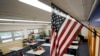 Una bandera estadounidense pende sobre un salón de clases en la escuela primaria Newlon, el 25 de agosto de 2020, en Denver, Colorado. AP Foto/David Zalubowski).