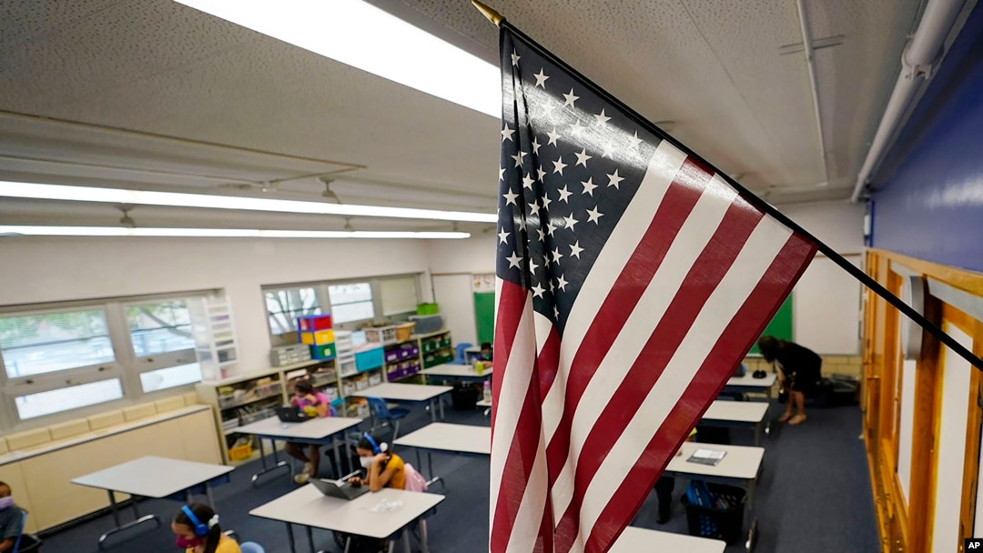Una bandera estadounidense pende sobre un salón de clases en la escuela primaria Newlon, el 25 de agosto de 2020, en Denver, Colorado. AP Foto/David Zalubowski).