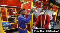 En la foto de archivo, trabajadores de una fábrica examinan piezas en Alfield Industries, subsidiaria de Martinrea, una de los tres generadores de autopartes en Canada, en Vaughan, Ontario. Canada, 28 de abril, 2017. REUTERS/Fred Thornhill/File Photo