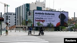 Bilbord u Tel Avivu na kom je ispisano pitanje upućeno generalnom sekretaru Ujedinjenih nacija Antoniju Guterešu: Šta biste Vi radili da je Katarina talac Hamasa?