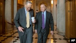 El líder de la minoría del Senado, Chuck Schumer, demócrata por Nueva York (izq.) y el senador Dick Durbin, demócrata por Illinois, en el Capitolio en Washington, el miércoles 14 de febrero de 2018.