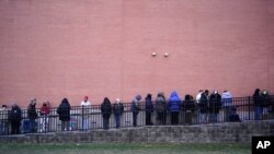 La gente espera en la fila para recibir la vacuna COVID-19 en Paterson, Nueva Jersey. Enero 21, 2021.