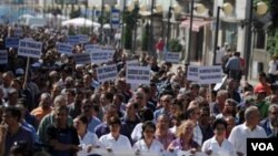 Los sindicatos habían estado reclamando a sus trabajadores desde hace semanas para realizar un paro de actividades contra las medidas.