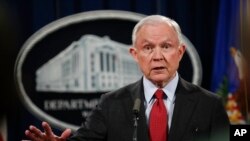 លោក Jeff Sessions រដ្ឋ​មន្ត្រី​ក្រសួង​យុត្តិធម៌​អាមេរិក ថ្លែង​នៅ​ក្រសួង​យុត្តិធម៌​ កាល​ពី​ថ្ងៃទី​១៥ ខែ​ធ្នូ ឆ្នាំ​២០១៧។