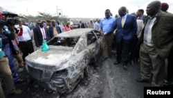 Le président député kenyan William Ruto regarde les restes d'un camion qui a explosé et entraîné la mort de 40 personnes, près de la ville de Naivasha, à l'ouest de Nairobi, au Kenya, le 11 décembre 2016.