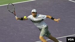 Mardy Fish mengembalikan bola ke David Ferrer pada Turnamen Sony Ericsson Terbuka bulan Maret silam. (Foto:dok)