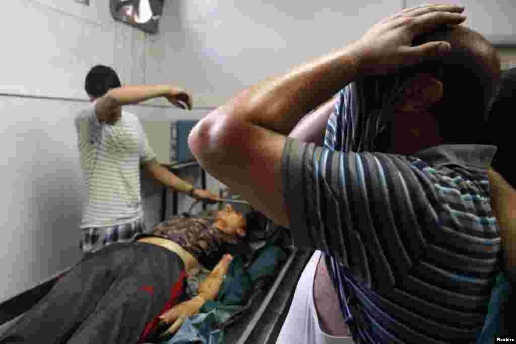 فلسطین کے علاقے غزہ کی ایک مارکیٹ پر اسرائیلی گولہ باری کے نتیجے میں زخمی ہونے والا شخص اسپتال میں زخموں کی تاب نہ لاتے ہوئے چل بسا