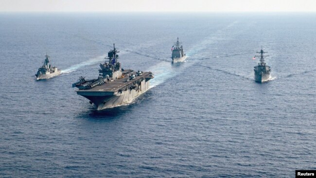 澳大利亞大型護衛艦HMAS Parramatta（左）和美國海軍艦隻在南中國海海域舉行演習。（2020年4月18日）