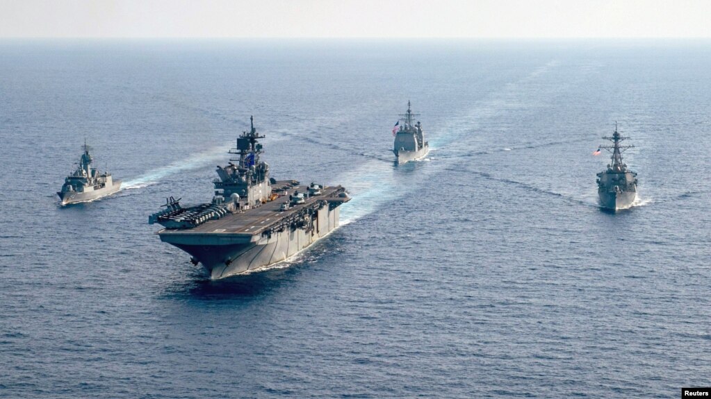澳大利亚大型护卫舰帕拉马塔号（HMAS Parramatta 左）与美国海军两栖攻击舰美利坚号（USS America）、邦克山号航空母舰（USS Bunker Hill）和巴里号驱逐舰（USS Barry DDG-52）在南中国海海域举行演习。（2020年4月18日）(photo:VOA)