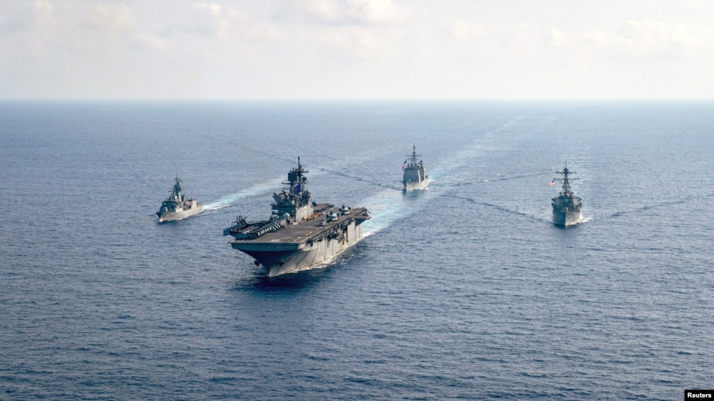 资料照片: 参加“铁拳24”的美国海军两栖攻击舰“美利坚号”(USS America)(中)2020年4月18日与澳大利亚大型护卫舰帕拉马塔号(HMAS Parramatta)，邦克山号航空母舰(USS Bunker Hill)和巴里号驱逐舰(USS Barry DDG-52)在南中国海海域举行演习(photo:VOA)