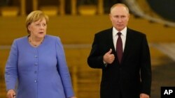 앙겔라 메르켈 독일 총리와 블라디미르 푸틴 러시아 대통령이 20일 모스크바에서 기자회견을 했다.