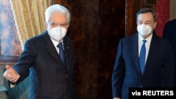 El presidente de Italia, Sergio Mattarella (izq.), recibe al exjefe del Banco Central Europeo Mario Draghi (der.) en el Palacio Quirinale de Roma el 3 de febrero de 2021.