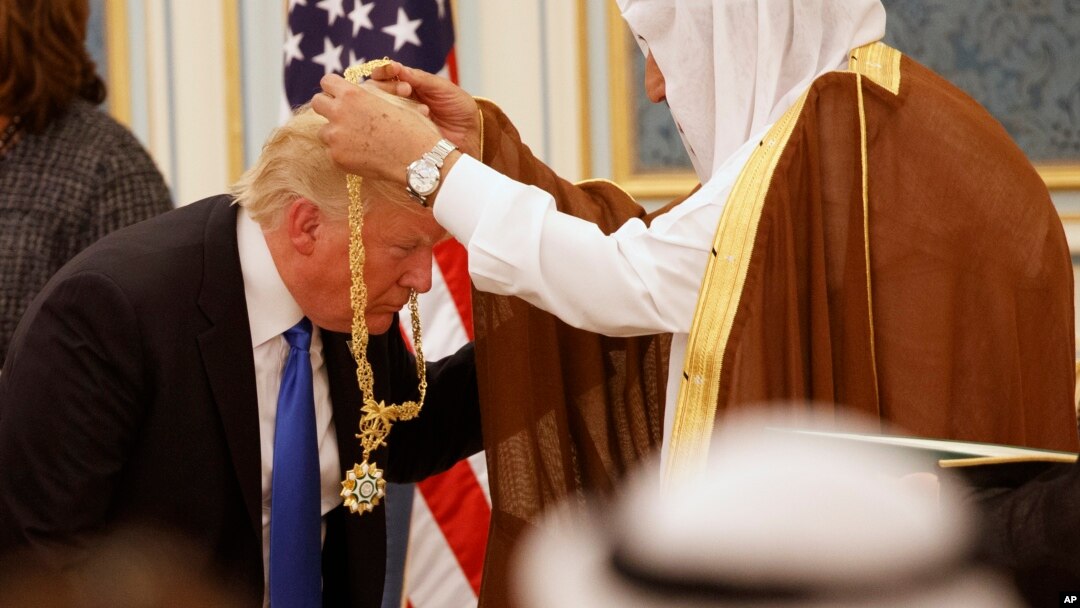 El rey Salman coloca el Collar de Abdulaziz Al Saud, la más alta condecoración saudí, al presidente Donald Trump. 