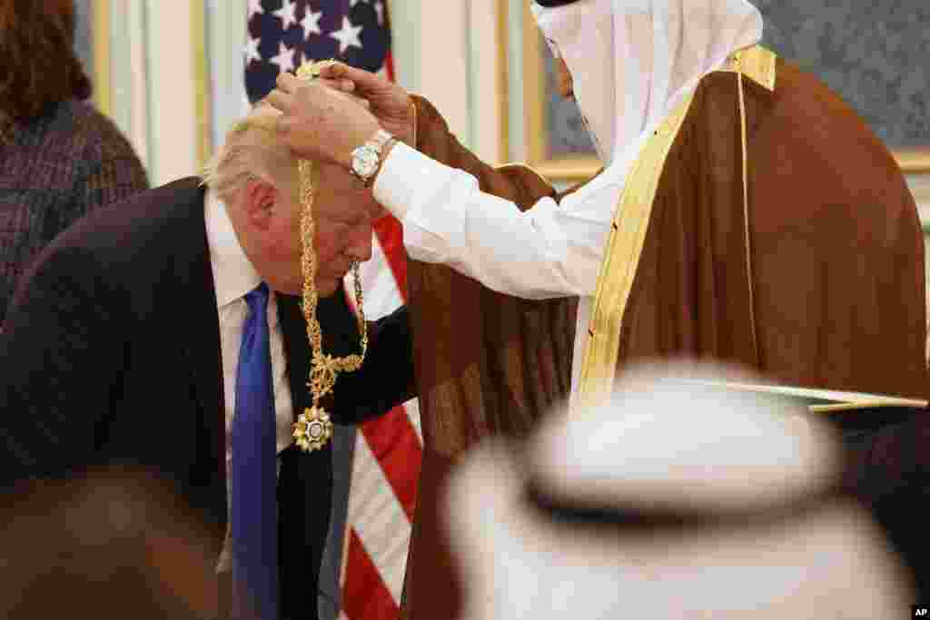 Raja Salman menganugerahkan Medali Kehormatan &nbsp;Collar of Abdulaziz Al Saud kepada Presiden Donald Trump di Istana Kerajaan, 20 Mei 2017, di Riyadh.