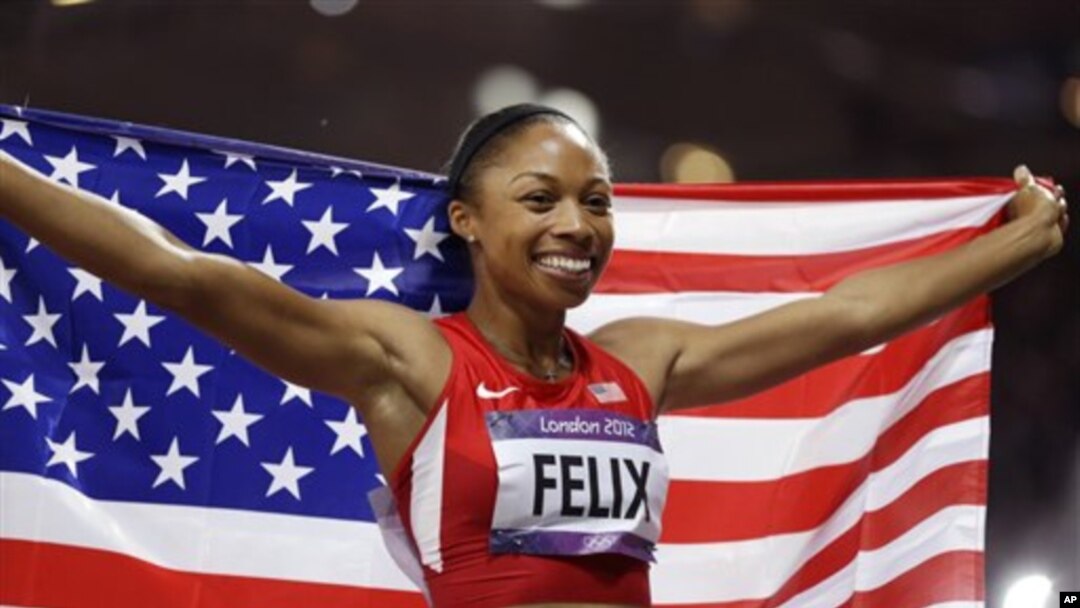 Pelari AS, Allyson Felix meluapkan kegembiraannya seusai meraih medali emas di nomor final lari 200 meter putri Olimpiade London 2012 (AP Photo/Ben Curtis)
