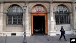 Un policier monte la garde à l’entrée du siège du palais de la justice à Paris, en France, 27 avril 2016. 