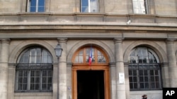 Un policier monte la garde à l’entrée du siège du palais de la justice à Paris, en France, 27 avril 2016. 