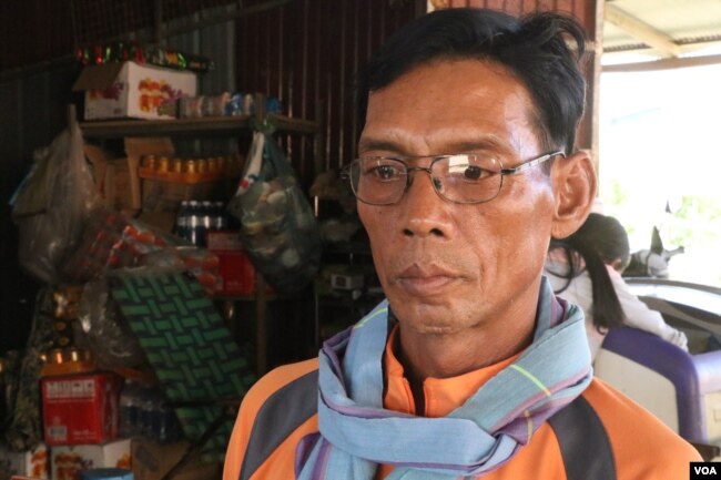 លោក ឃឹម សាន អាយុ ៥០ឆ្នាំ បានបញ្ជូនកូនប្រុសរបស់លោកទាំង៣ទៅធ្វើការនៅប្រទេសកូរ៉េខាងត្បូងផងដែរ។ (ស៊ុន ណារិន/VOA)