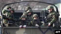 Binh sĩ Thủy quân Lục chiến Nam Triều Tiên tuần tra trên đảo Yeonpyeong