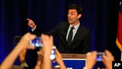 Le candidat démocrate Jon Ossoff s'adresse à ses militants à Dunwoody, Géorgie, le 18 avril 2017.