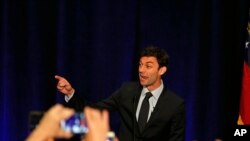 ທ່ານ Jon Ossoff ຈາກພັກເດໂມແຄຣັດ ຜູ້ສະໝັກແຂ່ງຂັນ ເອົາບ່ອນນັ່ງ ໃນເຂດເລືອກຕັ້ງ ທີ 6 ຂອງລັດ Georgia ກ່າວຖະແຫລງ ຕໍ່ບັນດາຜູ້ສະໜັບສະໜູນ ໃນລະຫວ່າງ ຄ່ຳຄືນງານປາຕີ ຂອງການຕິດຕາມຊົມການເລືອກຕັ້ງ, ວັນທີ 18 ເມສາ 2017, ໃນເມືອງ Dunwoody ລັດ Georgia.