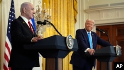 El presidente Donald Trump y el primer ministro de Israel, Benjamin Netanyahu, participan en una conferencia de prensa en la Sala Este de la Casa Blanca, el 4 de febrero de 2025, en Washington.