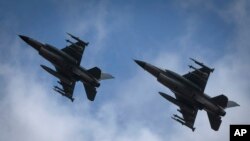 Borbeni avioni F-16 ukrajinskog vazduhoplovstva lete na nepoznatoj lokaciji u Ukrajini (foto: AP Photo/Efrem Lukatsky)