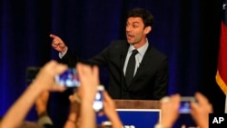 Le candidat démocrate Jon Ossoff s'adresse à ses militants à Dunwoody, Géorgie, le 18 avril 2017.