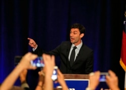 Jon Ossoff, candidato demócrata del sexto distrito congresional de Georgia, habló a sus partidarios durante una celebración la noche del martes, 18 de abril de 2017 en Dunwoody, Georgia, EE.UU.