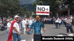 Venezuela'nın başkenti Caracas'ta muhalefet bir kez daha sokağa çıktı