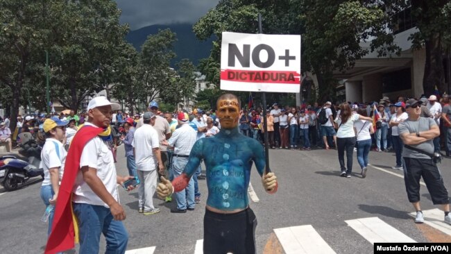 Venezuela'nın başkenti Caracas'ta muhalefet bir kez daha sokağa çıktı