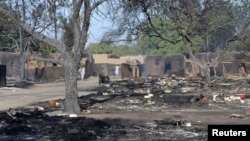 Une rue du village Ngouboua dévasté après une explosion attribuée aux combattants de Boko Haram, le 13 février 2015. 