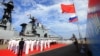 Arhiva - Pripadnici Mornarice Narodne oslobodilačke armije Kine održavaju ceremoniju dobrodošlice dok brod ruske mornarice stiže u luku Zhanjiang u južnoj kineskoj provinciji Guangdong, u ponedeljak, 12. septembra 2016