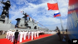 Arhiv - Pripadnici Mornarice Narodne oslobodilačke armije Kine održavaju ceremoniju dobrodošlice dok brod ruske mornarice stiže u luku Zhanjiang u južnoj kineskoj provinciji Guangdong, 12. septembar 2016,