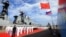 Arhiv - Pripadnici Mornarice Narodne oslobodilačke armije Kine održavaju ceremoniju dobrodošlice dok brod ruske mornarice stiže u luku Zhanjiang u južnoj kineskoj provinciji Guangdong, 12. septembar 2016,