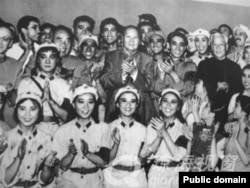 1964年10月8日，毛泽东、刘少奇等中国领导人观看《红色娘子军》，并与演员合影。后来的文革中，有大字报批判主要演员白淑湘说，毛主席和刘少奇接见演员时，别人喊毛主席万岁，而白淑湘喊刘主席万岁