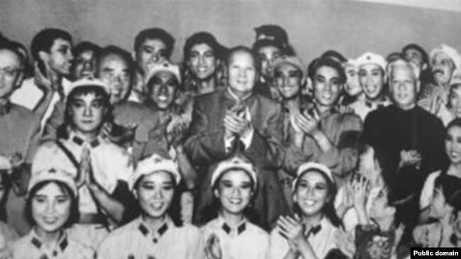 历史照片：毛泽东、刘少奇等中国领导人观看《红色娘子军》，并与演员合影。后来的文革中，有大字报批判主要演员白淑湘说，毛主席和刘少奇接见演员时，别人喊毛主席万岁，而白淑湘喊刘主席万岁。(1964年10月8日)