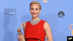 Jennifer Lawrence pose avec le prix de la meilleure performance par une actrice dans un film pour "Joy" lors de la 73e cérémonie annuelle des Golden Globe, le dimanche 10 janvier 2016, à l'Hôtel Beverly Hilton à Beverly Hills, en Californie.(Photo by Jordan Strauss/Invision/AP)