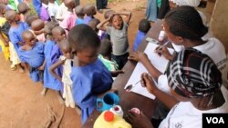 Primary school children line up for trachoma medicine in Buniantole, eastern Uganda, September 12, 2012. (Hilary Heuler/VOA)