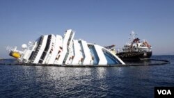 Kapal tanker Elba (kanan) dan kapal penanggulangan bencana minyak Meloria (tengah) terlihat mendekati Costa Concordia yang kandas di Giglio (13/2).