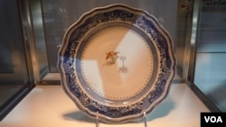 Porcelain which was made to order in China for President George Washington and his wife Martha. This one plate is expected to sell at auction for between $25,000 and $40,000. (VOA/J. Taboh) 