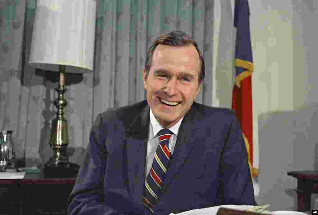 جورج هربرت واکر بوش، دسامبر ۱۹۷۰، اندکی پس از آنکه به عنوان سفیر آمریکا در سازمان ملل منصوب شد&nbsp;