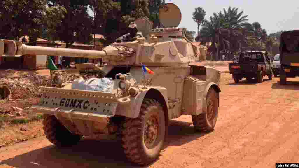 Vehicle de combat dans Bangui.