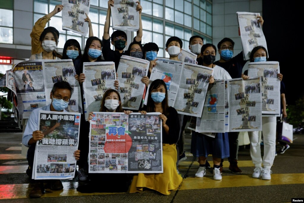 香港苹果日报员工在其香港的总部展示最后一期苹果日报。（2021年6月24日）(photo:VOA)