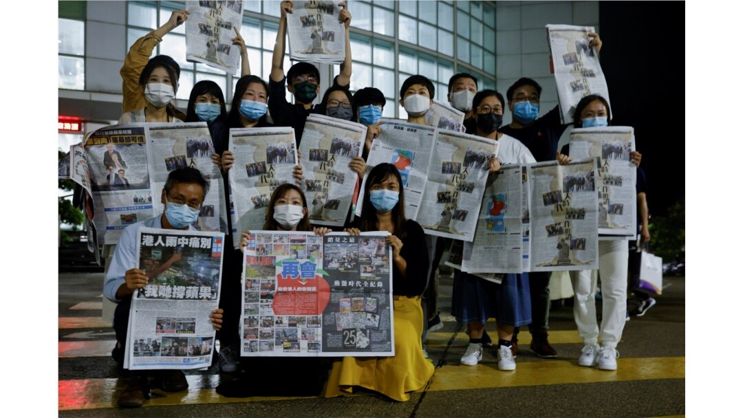 香港苹果日报员工在其香港的总部展示最后一期苹果日报。（2021年6月24日）