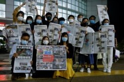 香港苹果日报员工在其香港的总部展示最后一期苹果日报。（2021年6月24日）