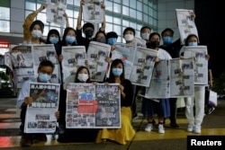 香港蘋果日報員工在其香港的總部展示最後一期蘋果日報。（2021年6月24日）