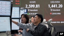 Currency traders monitor market activity at the foreign exchange dealing room of KEB Hana Bank headquarters in Seoul, South Korea, Feb. 17, 2025.