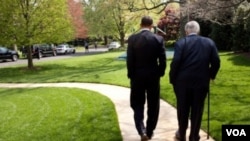 El presidente Barack Obama camina con Ted Kennedy el 28 abril de este año. Kennedy murió luego de una larga batalla contra un cáncer cerebral.