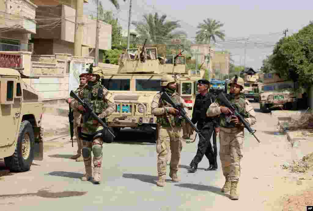 Tentara Irak berpatroli di distrik Adhamiya, Baghdad, Irak, 18 April 2013.